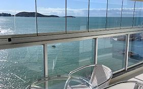 Apartamento vista do mar, pé na areia e águas tranquilas, no cento de Guarapari